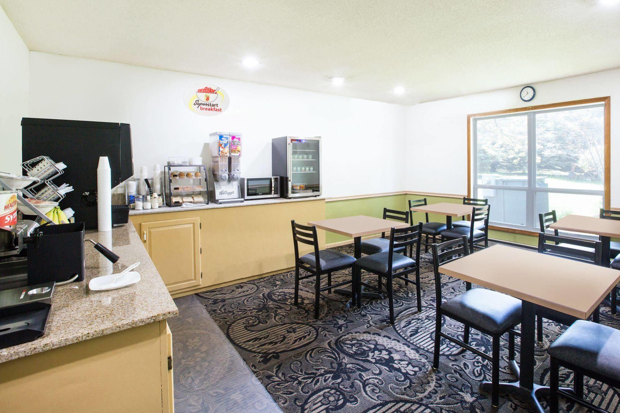 Super 8 By Wyndham Williams Hotel Ngoại thất bức ảnh